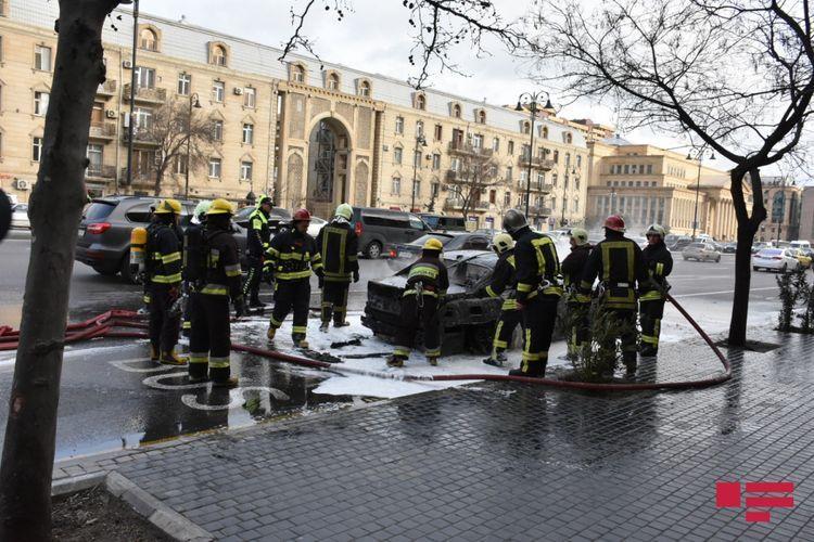 В Баку сгорел автомобиль