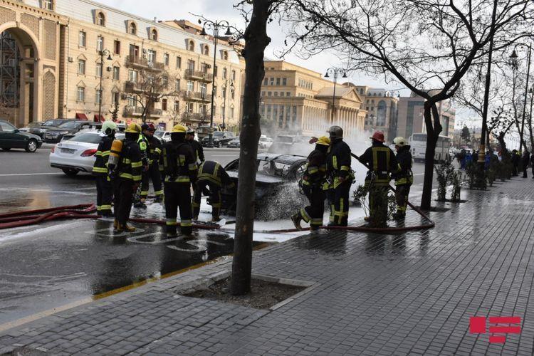 В Баку сгорел автомобиль