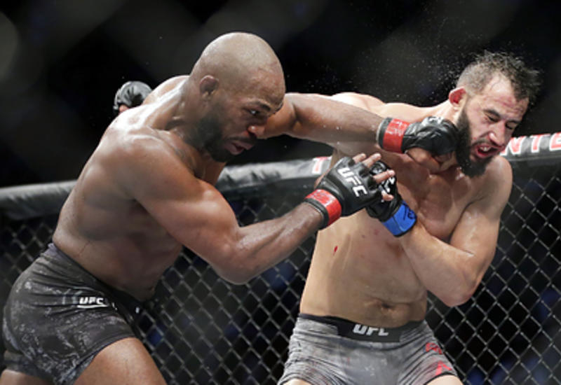 Лучший боец UFC одержал «спорную» победу и сохранил титул
