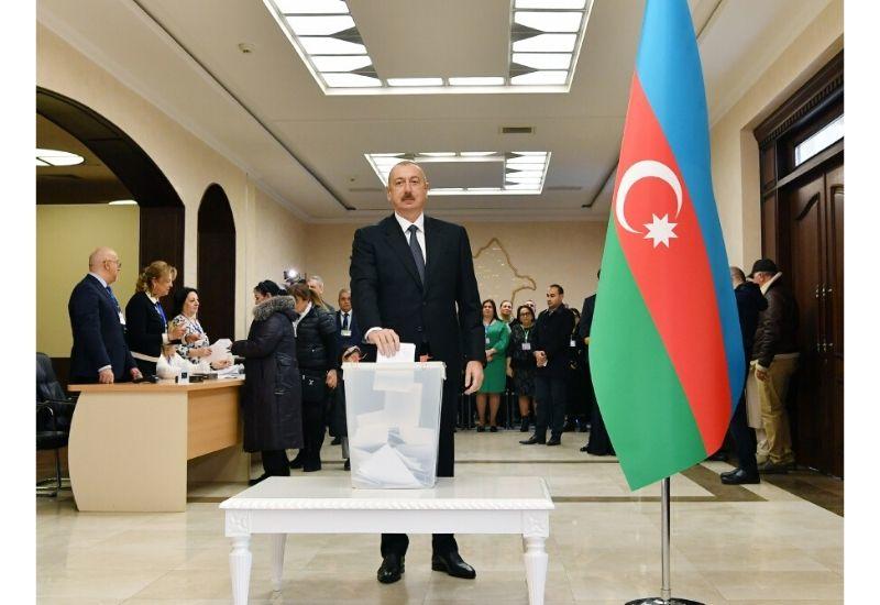 Президент Ильхам Алиев и Первая леди Мехрибан Алиева проголосовали на парламентских выборах