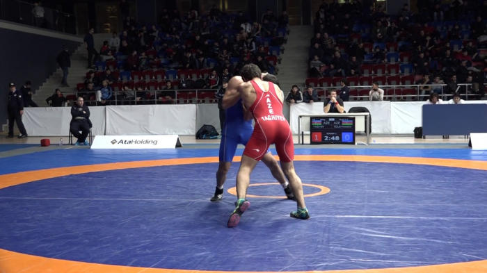 Азербайджанский борец разгромил армянина на чемпионате Европы