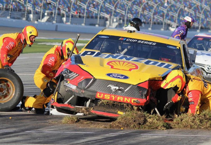 Старт сезона американской серии NASCAR омрачен массовой аварией