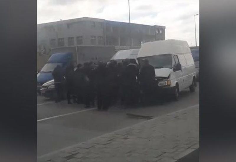В Баку микроавтобус въехал в грузовик