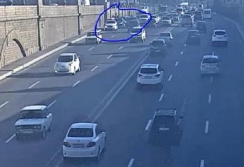 Тяжелое ДТП на крупном проспекте в Баку, образовалась пробка