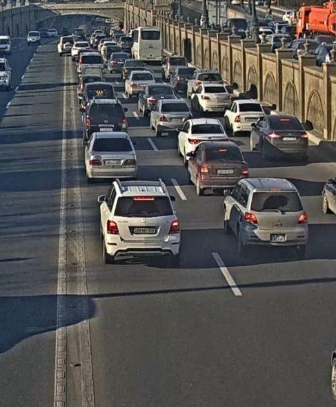 Тяжелое ДТП на крупном проспекте в Баку, образовалась пробка