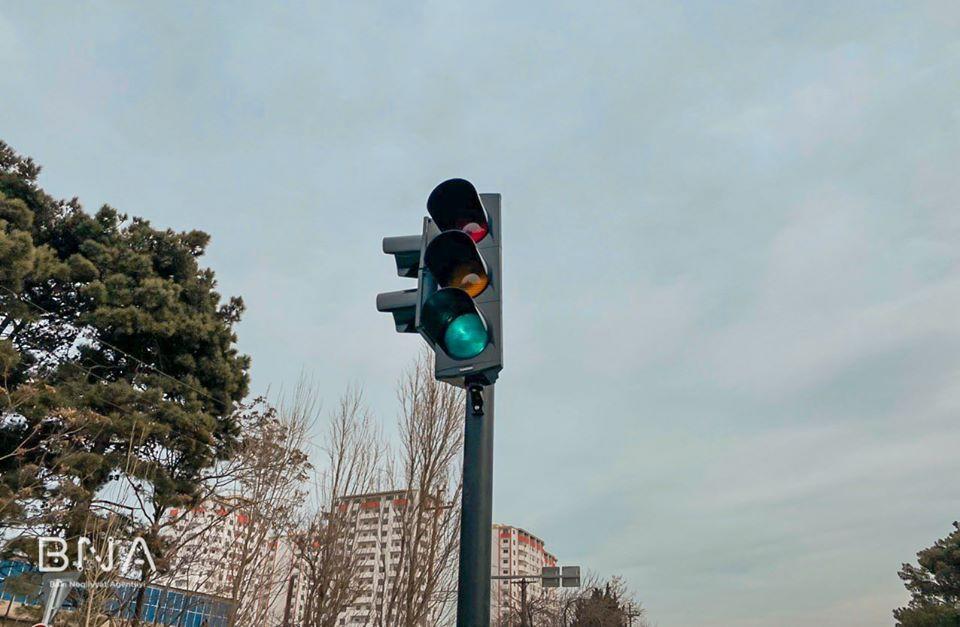 На двух улицах Баку установлены новые светофоры
