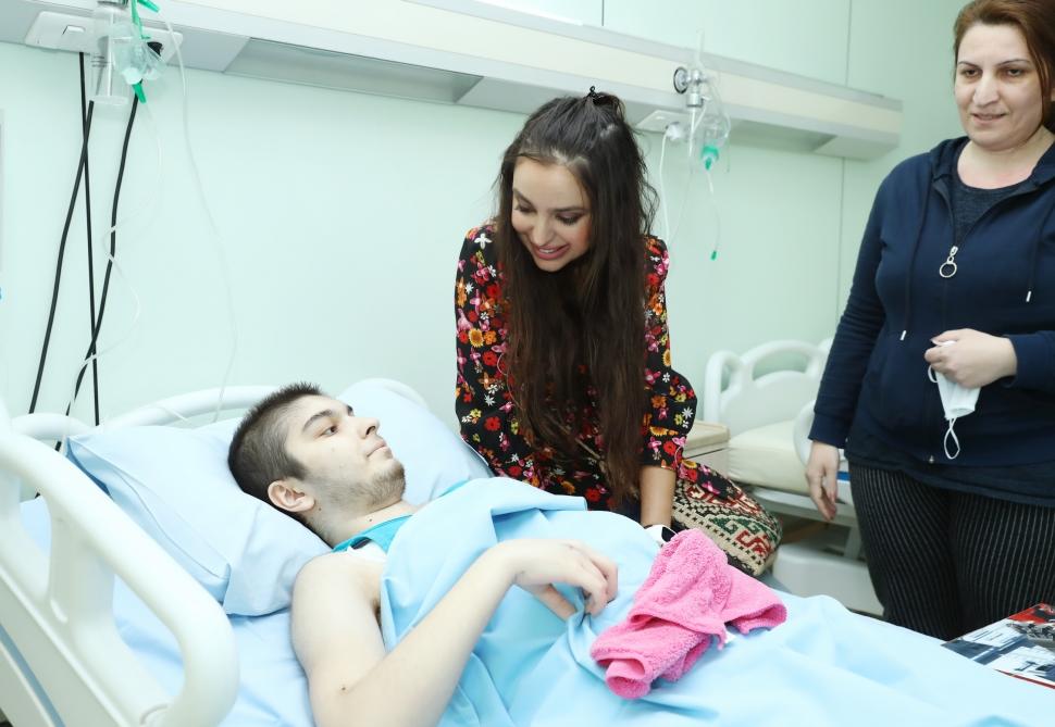 Вице-президент Фонда Гейдара Алиева Лейла Алиева встретилась с детьми, страдающими онкологическими заболеваниями