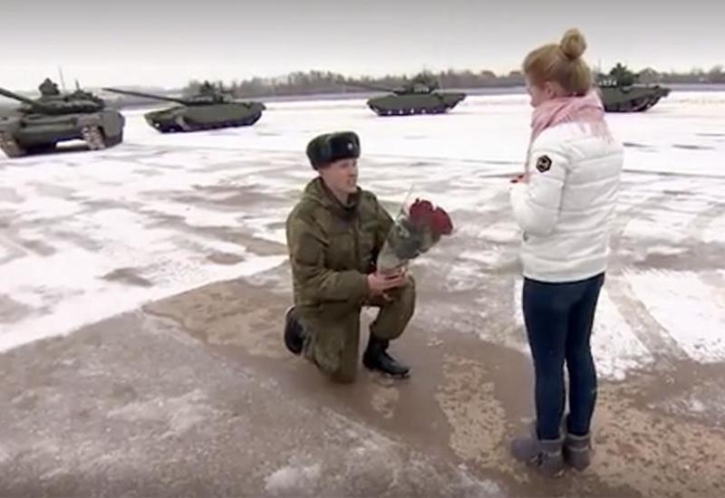 Военнослужащий сделал своей девушке необычное предложение
