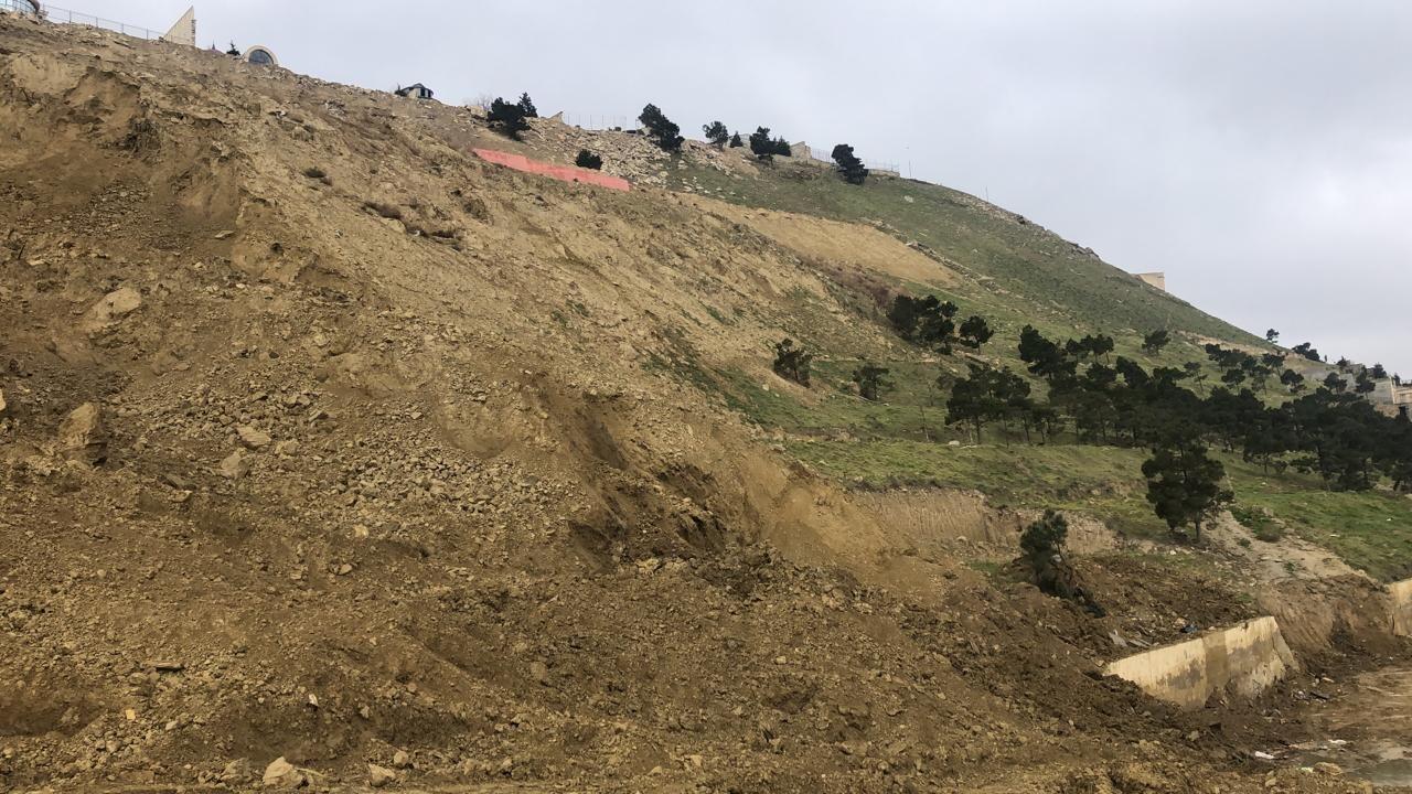 В Баку вновь произошел оползень