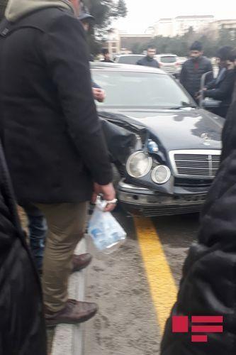 В Сумгайыте автомобиль врезался в дерево