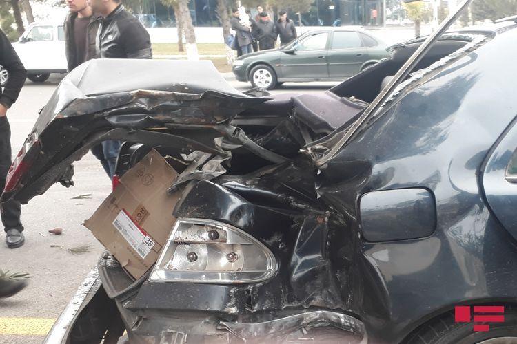 В Сумгайыте автомобиль врезался в дерево