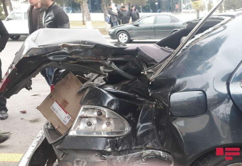 В Сумгайыте автомобиль врезался в дерево