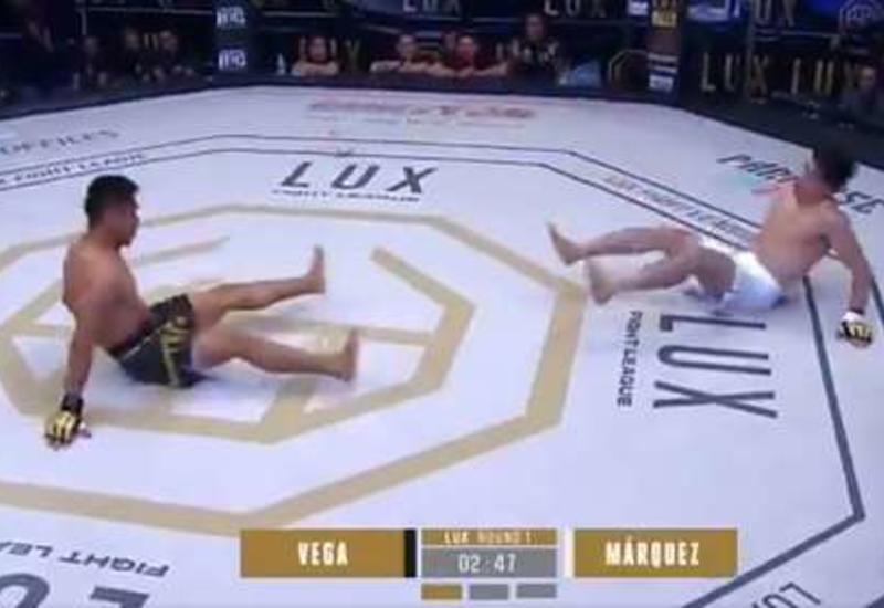 Бойцы MMA одновременно отправили друг друга в нокдаун