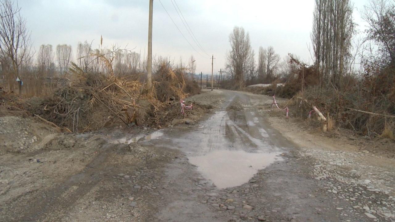 В Гейчае реконструируется дорога местного значения
