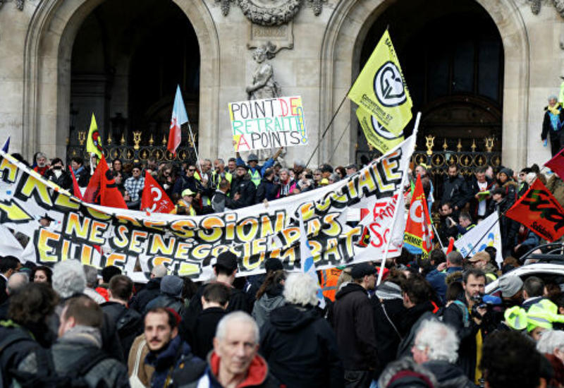 В Париже началась манифестация против пенсионной реформы