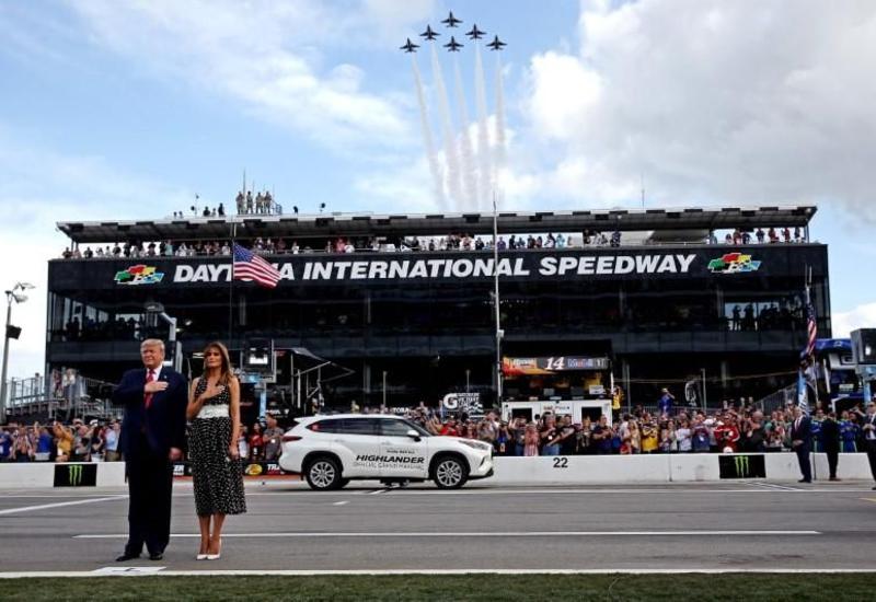 Трамп открыл главный этап гонок NASCAR, проехав круг на лимузине