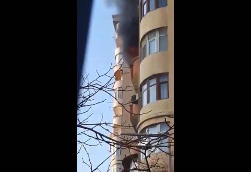 Пожар в жилом здании в Баку: в квартире находятся дети