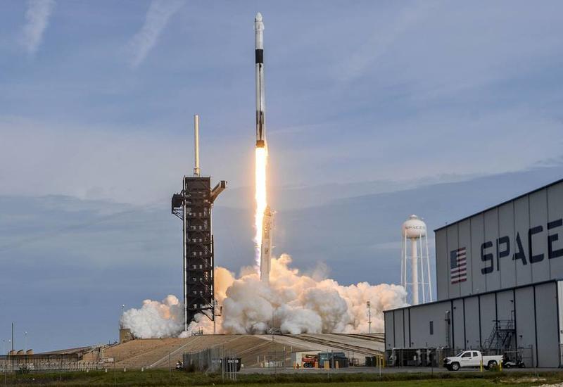 SpaceX будет доставлять на орбиту космических туристов