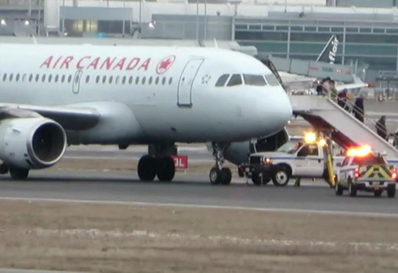 Самолет авиакомпании Air Canada приземлился в Торонто без одного колеса