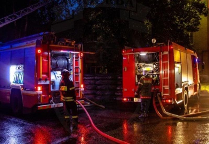Сильный пожар в многоэтажном здании в Баку