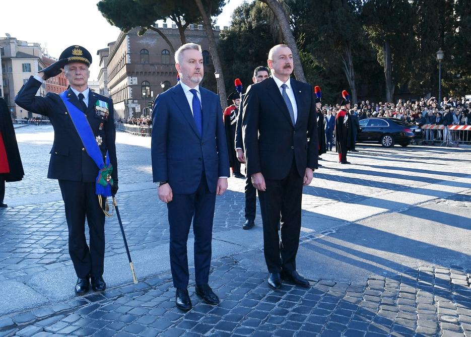 Президент Ильхам Алиев и Первая леди Мехрибан Алиева посетили в Риме памятник неизвестному солдату