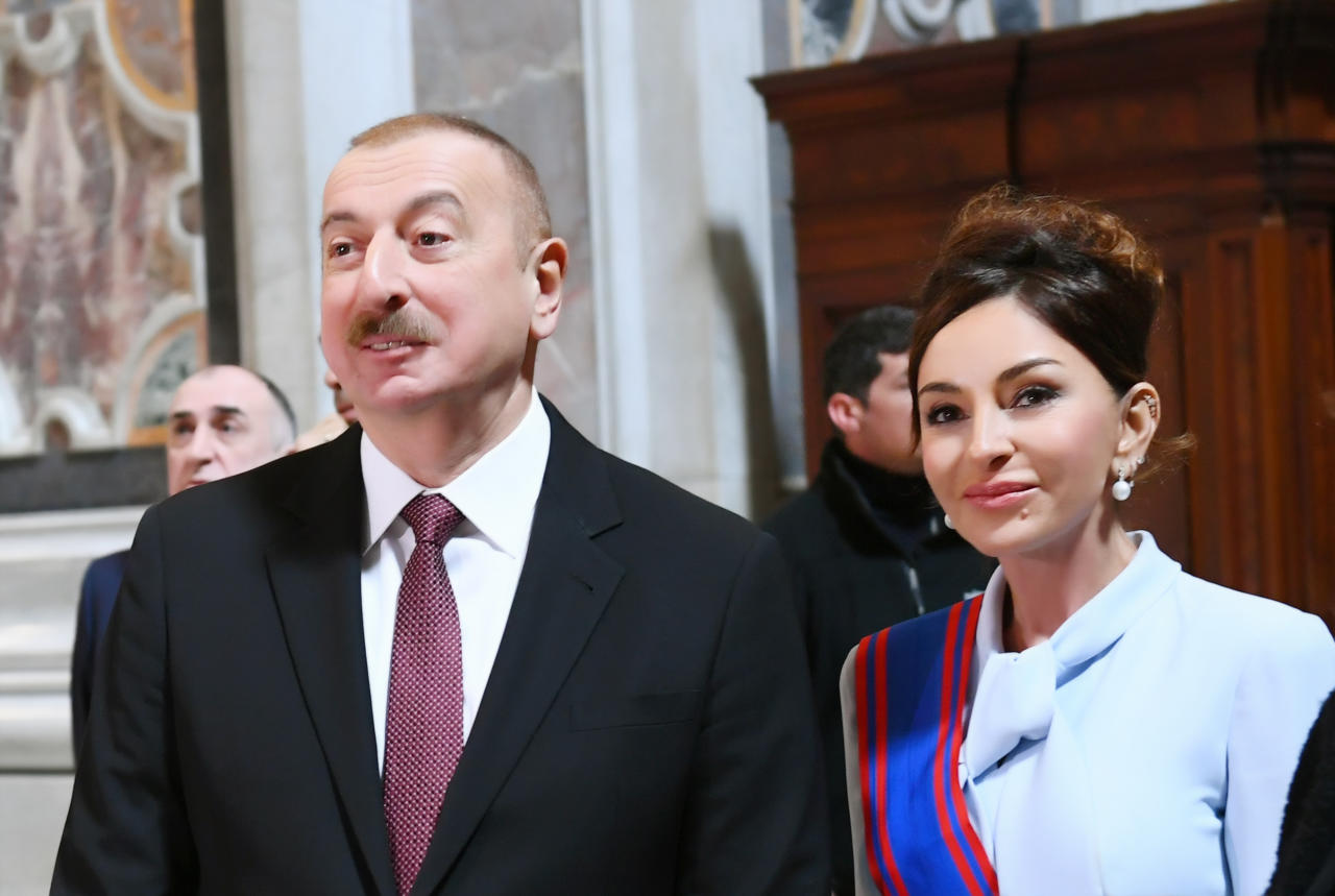 Президент Ильхам Алиев и Первая леди Мехрибан Алиева ознакомились в Ватикане с Сикстинской капеллой и Собором Святого Петра
