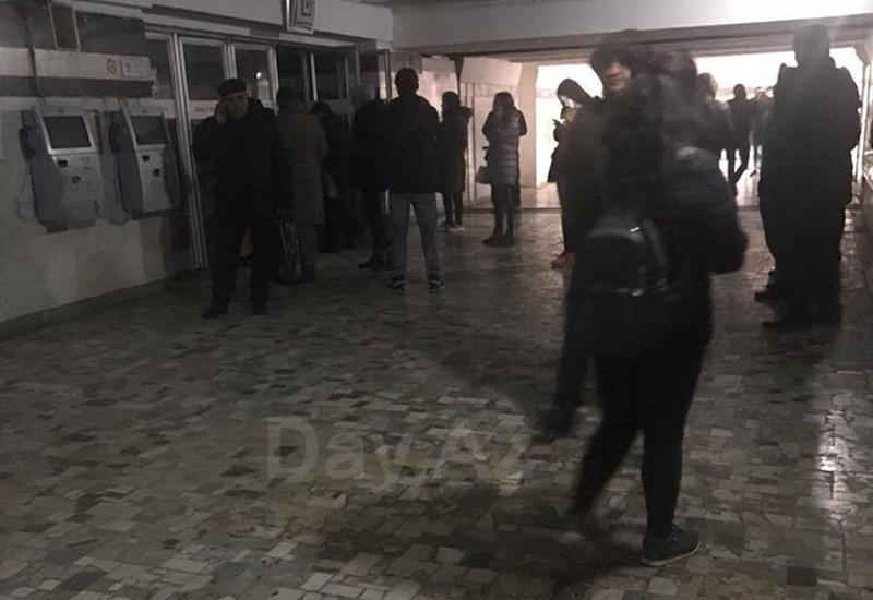 В Баку приостановлена деятельность трех станций метро, пассажиры эвакуированы
