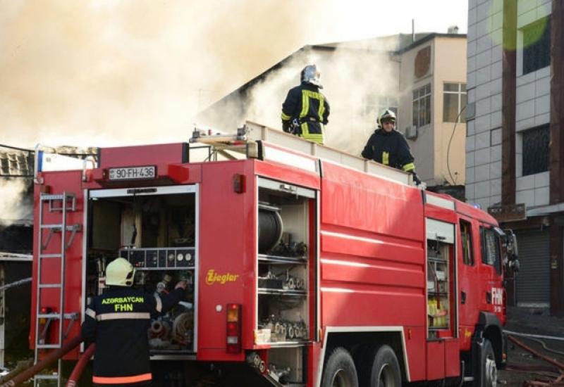 Пожар в многоэтажном здании в Баку, жильцы эвакуированы