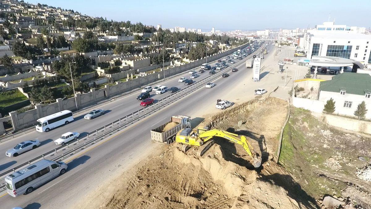 В Баку расширяется дорога на въезде в город
