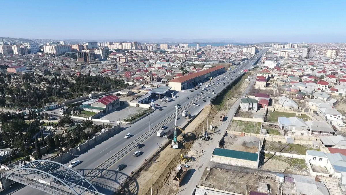 В Баку расширяется дорога на въезде в город