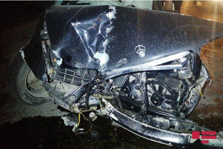 В Сумгайыте Mercedes на высокой скорости врезался в фонарный столб
