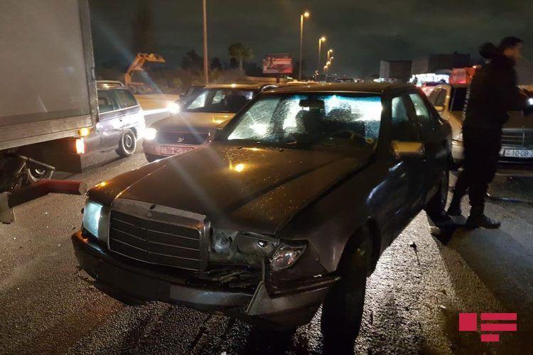 В Баку в результате ДТП пострадали 3 человека