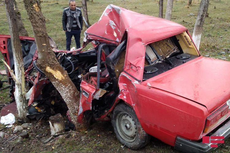 В Исмаиллы столкнулись грузовик и легковой автомобиль, есть погибшие