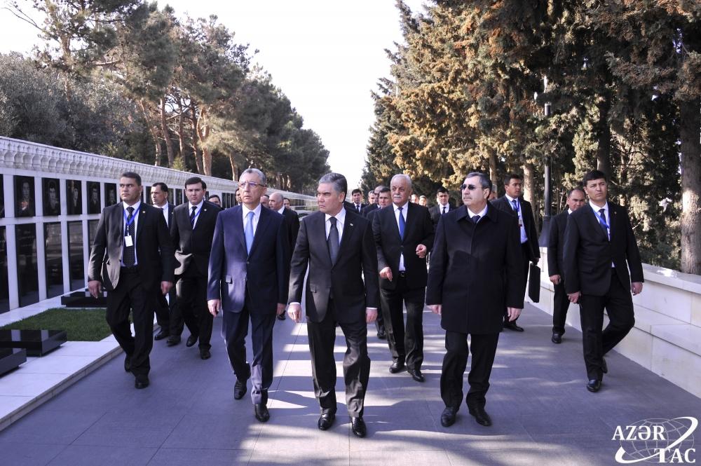 Qurbanqulu Berdiməhəmmədov Şəhidlər xiyabanını ziyarət edib