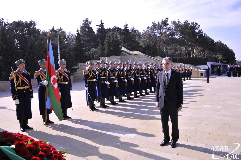 Qurbanqulu Berdiməhəmmədov Şəhidlər xiyabanını ziyarət edib