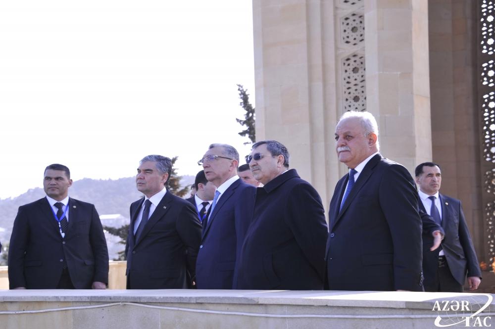 Qurbanqulu Berdiməhəmmədov Şəhidlər xiyabanını ziyarət edib
