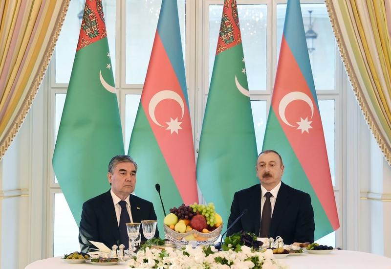Prezident İlham Əliyev tərəfindən Türkmənistan Prezidenti Qurbanqulu Berdiməhəmmədovun şərəfinə rəsmi ziyafət verilib