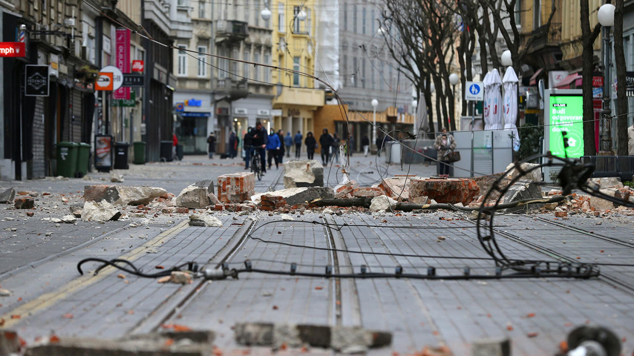 Последствия сильного землетрясения в Хорватии