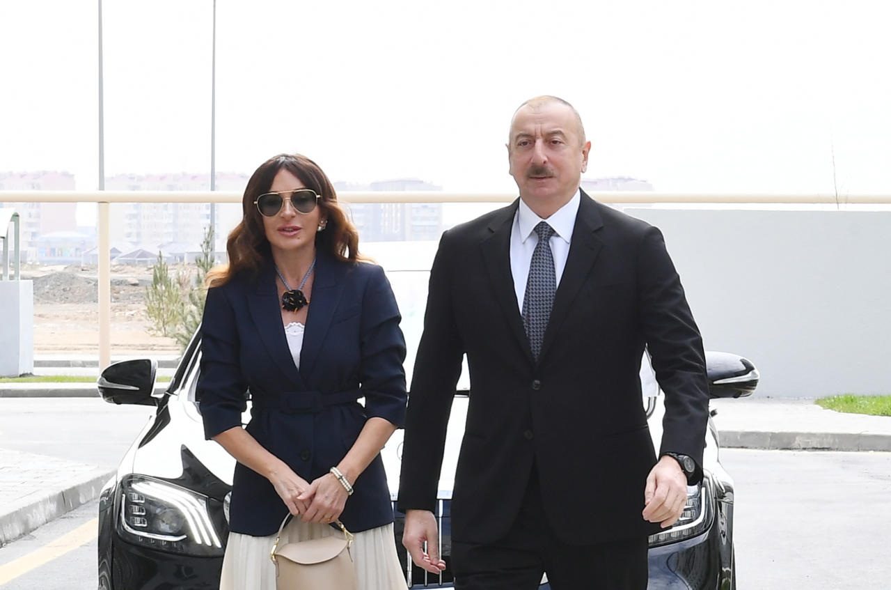 Prezident İlham Əliyev və Birinci xanım Mehriban Əliyeva Hövsan yaşayış kompleksinin açılışında iştirak ediblər
