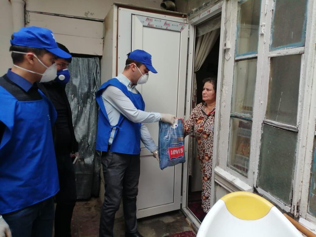 Волонтеры партии "Ени Азербайджан" помогли более 2500 одиноким людям за пять дней
