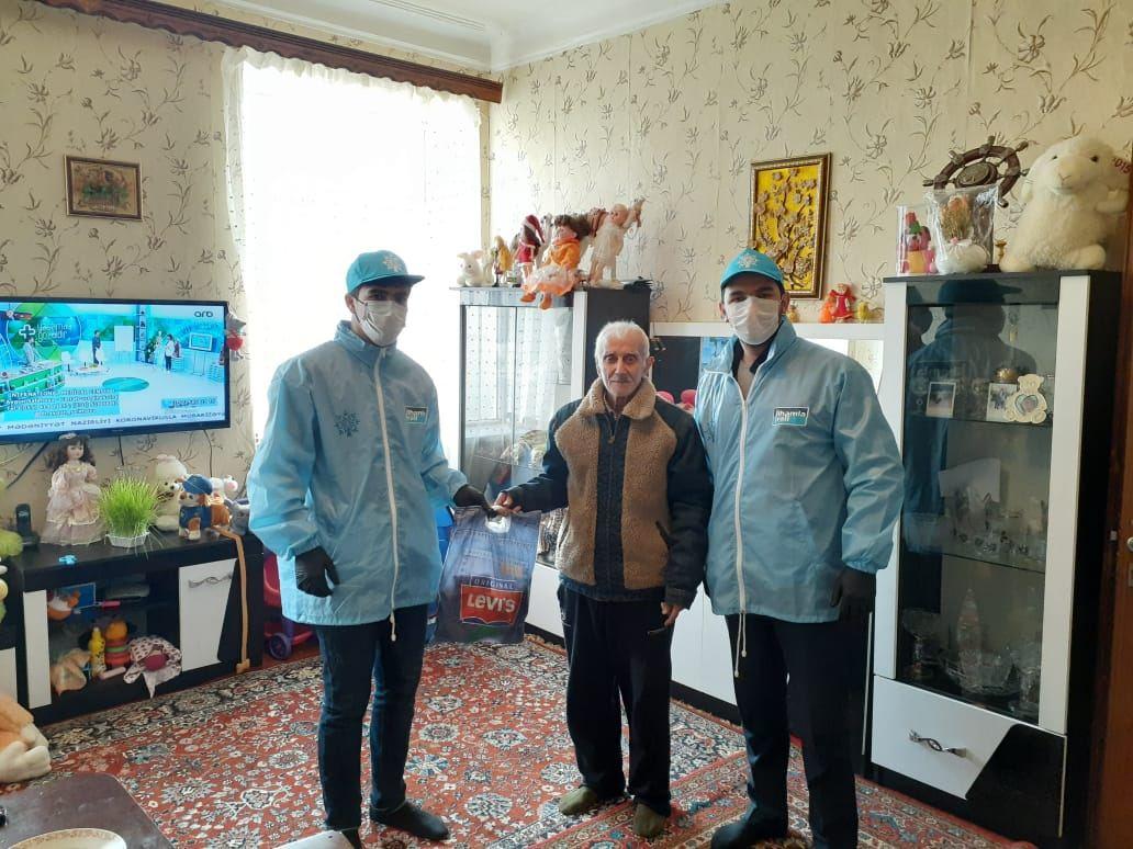 Волонтеры партии "Ени Азербайджан" помогли более 2500 одиноким людям за пять дней