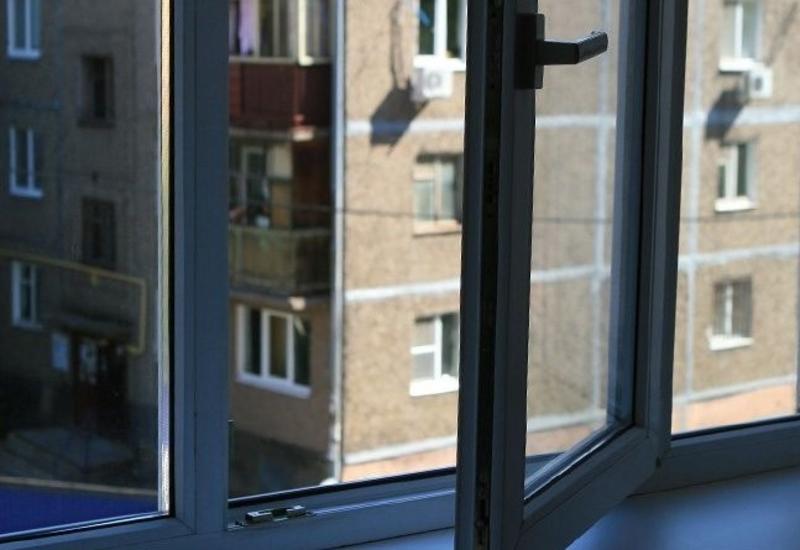 В Баку девушка выпала с 5-го этажа
