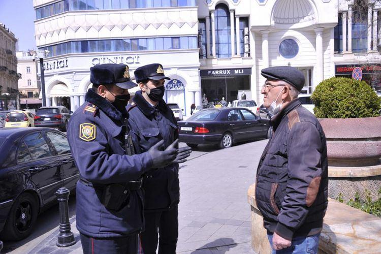 В Азербайджане лиц старше 65 лет, вышедших на улицу, возвращают домой