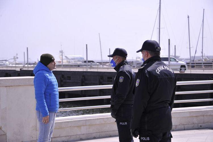 В Азербайджане лиц старше 65 лет, вышедших на улицу, возвращают домой