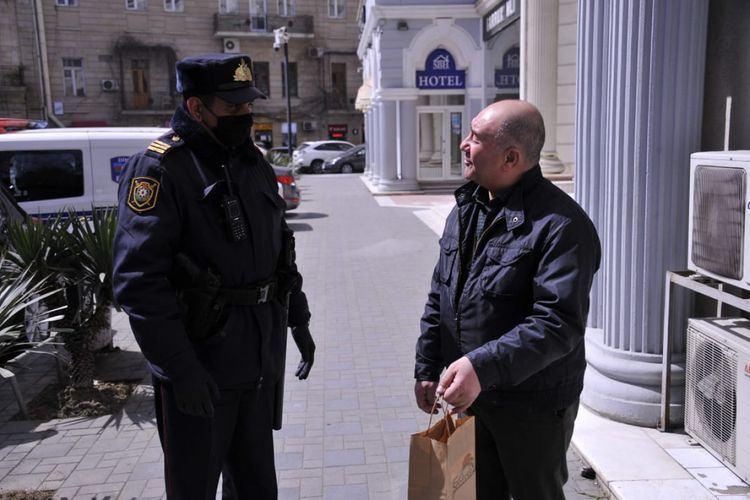 В Азербайджане лиц старше 65 лет, вышедших на улицу, возвращают домой