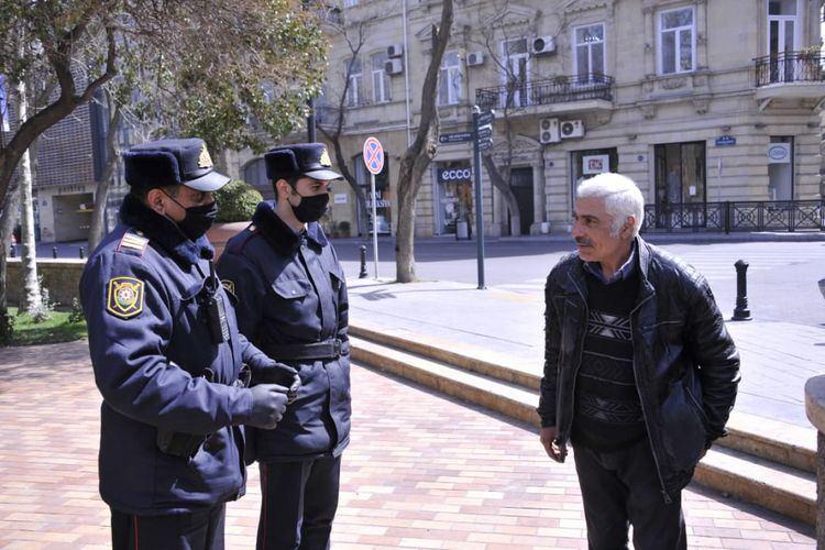 В Азербайджане лиц старше 65 лет, вышедших на улицу, возвращают домой