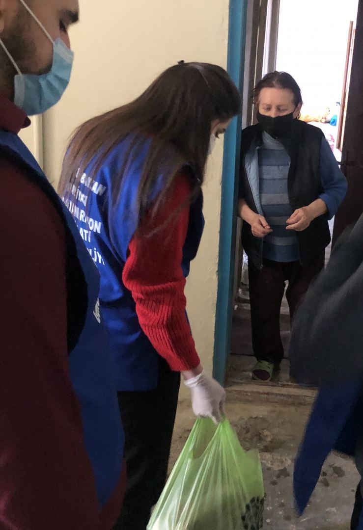 Волонтеры партии "Ени Азербайджан" оказывают социальную помощь пожилым гражданам