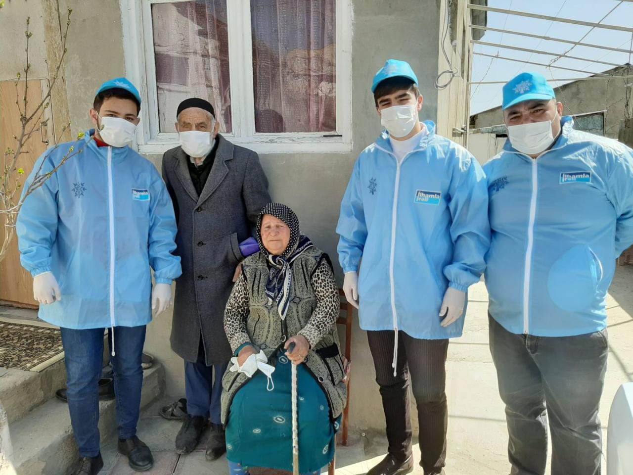 Волонтеры партии "Ени Азербайджан" оказывают социальную помощь пожилым гражданам