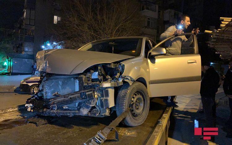 В Баку иномарка врезалась в грузовик, есть пострадавший