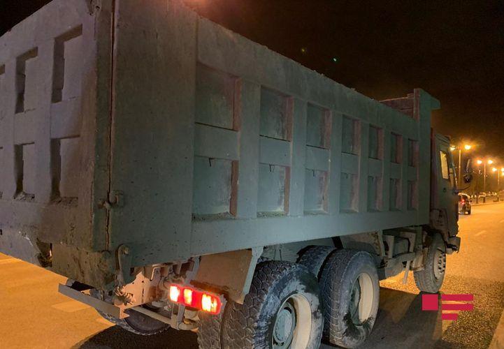 В Баку иномарка врезалась в грузовик, есть пострадавший